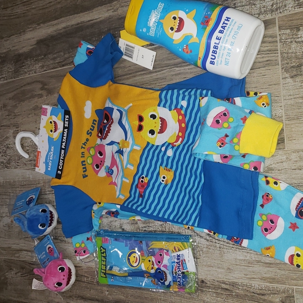 Baby shark 2 set pajama bundle 3T